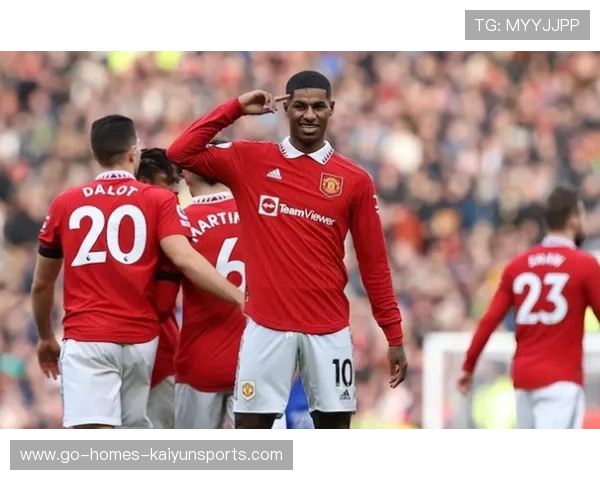 拉什福德外线传中制造混乱进球